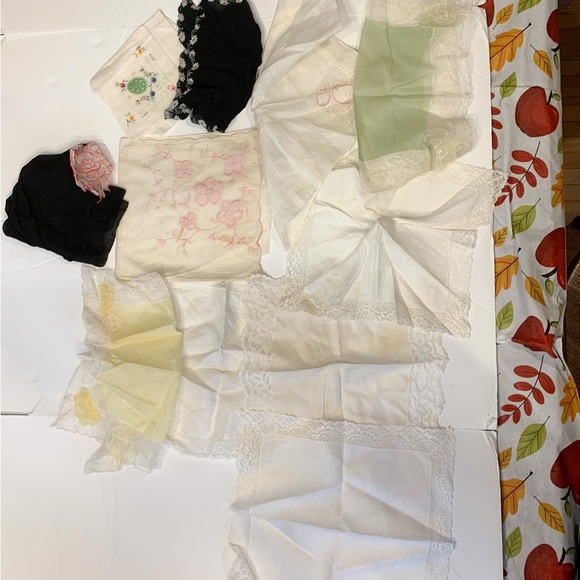Vintage Handkerchief and Doilies lot. - Picture 7 of 7